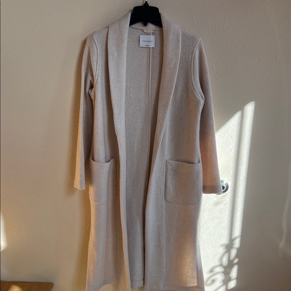 Aritzia wool coat
Size XS
